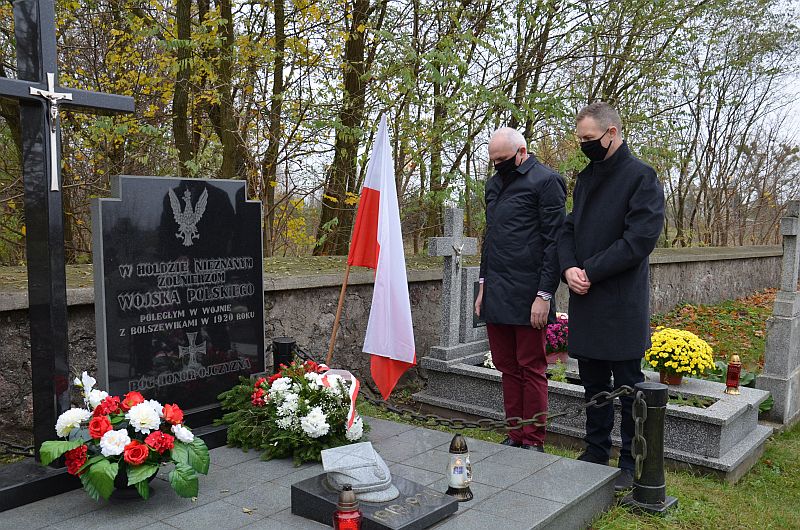 Wójt gminy i dyrektor Ośrodka Kultury przed pomnikiem żołnierzy poległych w 1920 roku