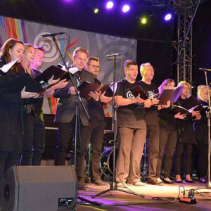 Zdjęcie przedstawia chórzystów na scenie