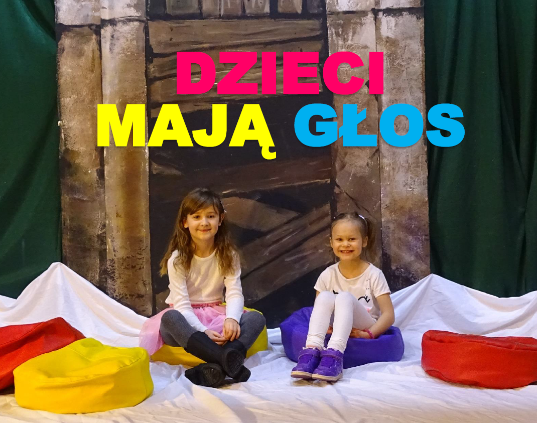 Na zdjęciu są dwie siedzące uśmiechnięte dziewczynki i napis Dzieci mają głos