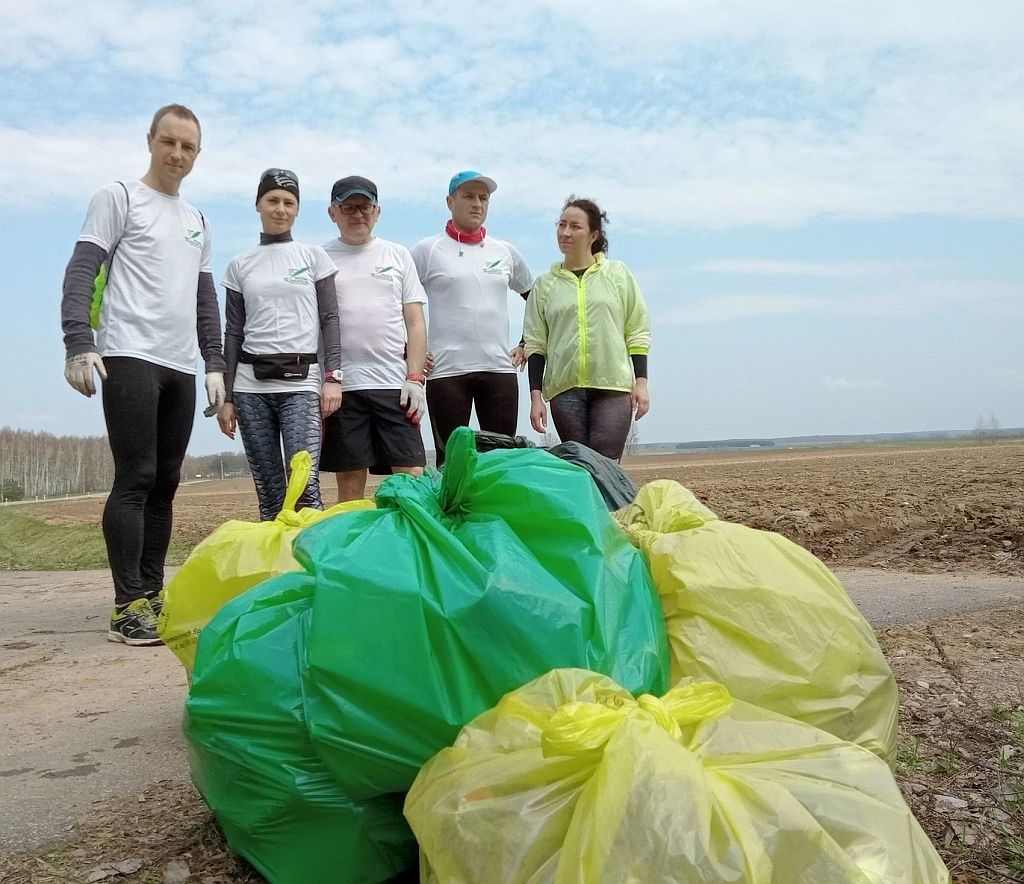 Na zdjęciu Drużyna Konopielki podczas zbierania śmieci