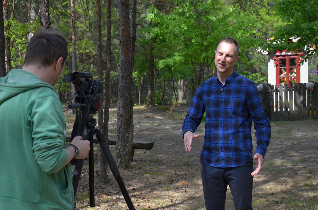 Na zdjęciu dyrektor Ośrodka Kultury w trakcie realizacji materiału filmowego