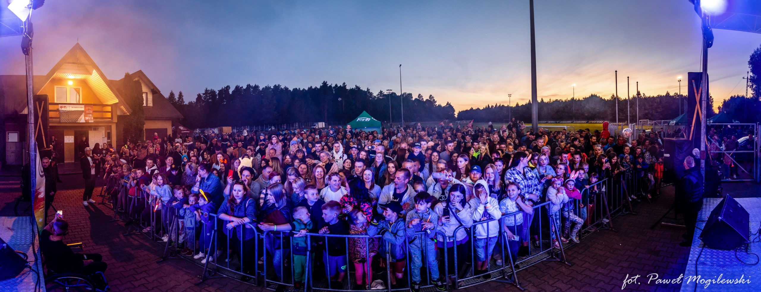 Na zdjęciu publiczność podczas koncertu w ramach Dni Ziemi Juchnowieckiej 2023