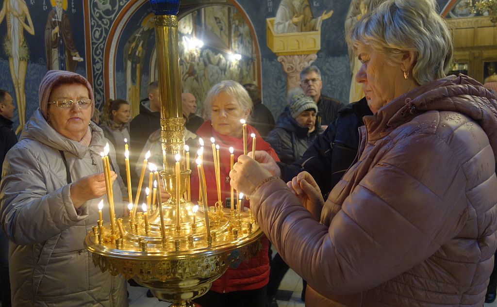 Na zdjęciu uczestnicy wyprawy w klasztorze w Supraślu