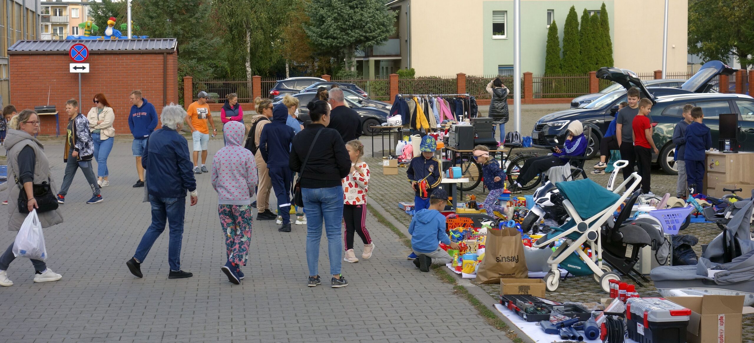 Na zdjęciu Sąsiedzka Wyprzedaż Garażowa w Kleosinie