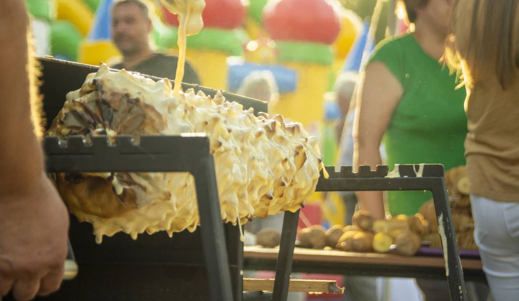 Na zdjęciu pieczenie sękacza