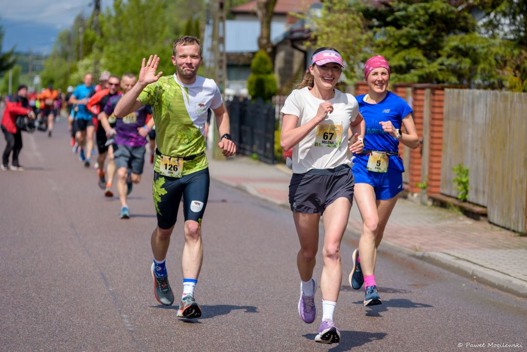 Na zdjęciu zawodnicy na trasie Biegu Konopielki