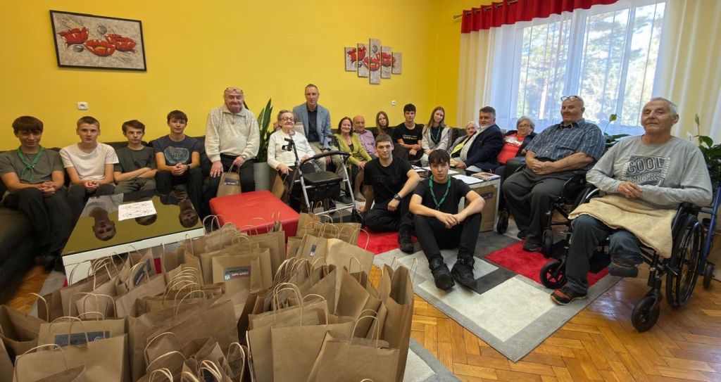 Na zdjęciu młodzież i seniorzy podczas spotkania w DPS-ie w Czerewkach